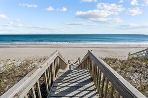 On the beach - Hana Hou #178- Oceanfront Home w/ Private Beach Access, located in Surf City! (Surf City)
