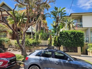 Property grounds - Idyllic Unit in Little Manly - Steps From The Sand (Manly)