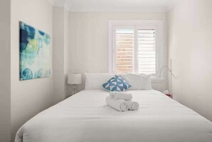 1 bedroom, internet, bed sheets - Idyllic Unit in Little Manly - Steps From The Sand (Manly)
