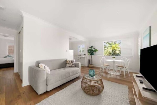 TV - Idyllic Unit in Little Manly - Steps From The Sand (Manly)