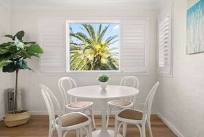 Dining - Idyllic Unit in Little Manly - Steps From The Sand (Manly)