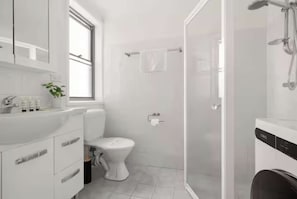 Shower, shampoo