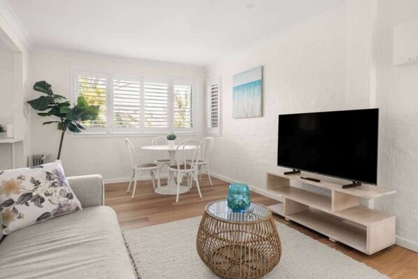 TV - Idyllic Unit in Little Manly - Steps From The Sand (Manly)