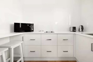 Fridge, microwave, stovetop, electric kettle - Idyllic Unit in Little Manly - Steps From The Sand (Manly)