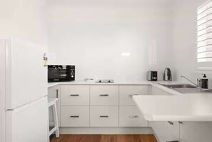 Unclassified image, 3 of 12, button - Idyllic Unit in Little Manly - Steps From The Sand (Manly)