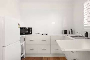 Fridge, microwave, stovetop, electric kettle - Idyllic Unit in Little Manly - Steps From The Sand (Manly)