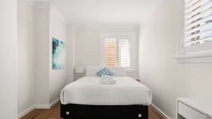Unclassified image, 2 of 12, button - Idyllic Unit in Little Manly - Steps From The Sand (Manly)
