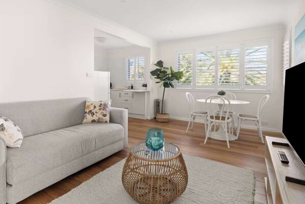 TV - Idyllic Unit in Little Manly - Steps From The Sand (Manly)
