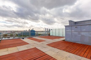 Terrace/patio - Modern 2BD Waterfront Flat with Views of the O2 (Greater London)