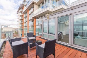 Terrace/patio - Modern 2BD Waterfront Flat with Views of the O2 (Greater London)