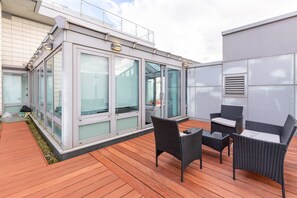 Terrace/patio - Modern 2BD Waterfront Flat with Views of the O2 (Greater London)