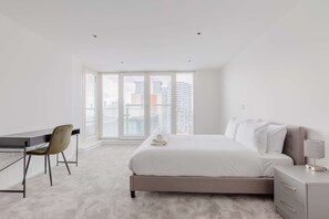 2 bedrooms, desk, iron/ironing board, WiFi - Modern 2BD Waterfront Flat with Views of the O2 (Greater London)