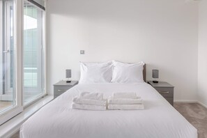 2 bedrooms, desk, iron/ironing board, WiFi - Modern 2BD Waterfront Flat with Views of the O2 (Greater London)