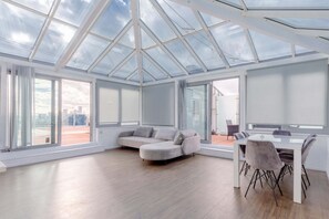 Offices - Modern 2BD Waterfront Flat with Views of the O2 (Greater London)