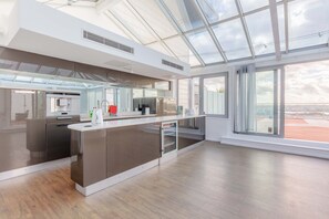 Fridge, microwave, oven, stovetop - Modern 2BD Waterfront Flat with Views of the O2 (Greater London)