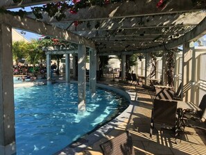 12 piscinas al aire libre, una piscina climatizada, sombrillas