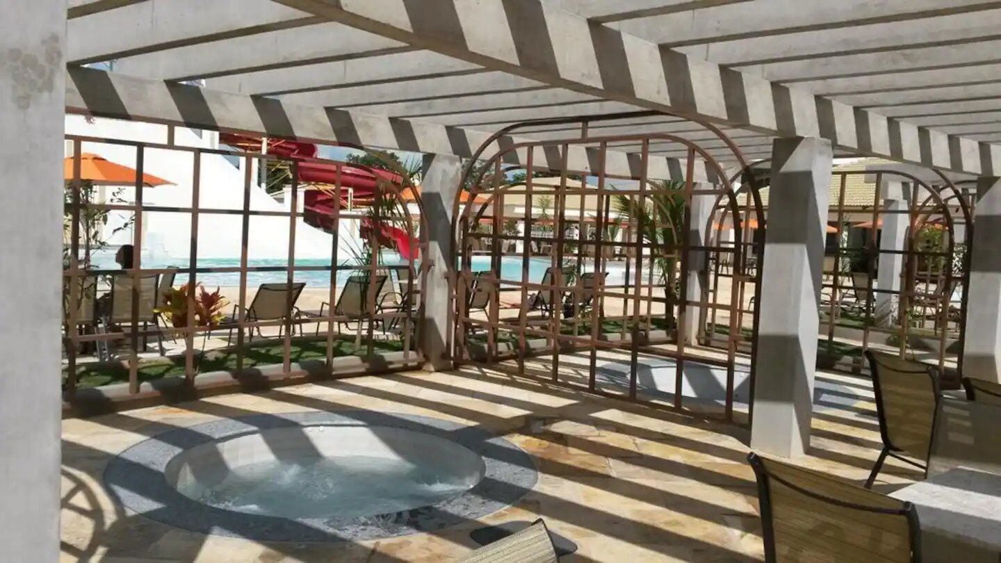 Apartment | Outdoor spa tub