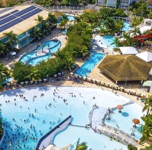 12 piscinas al aire libre, una piscina climatizada, sombrillas
