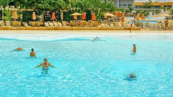 12 piscinas externas, piscina aquecida, guarda-sóis, espreguiçadeiras