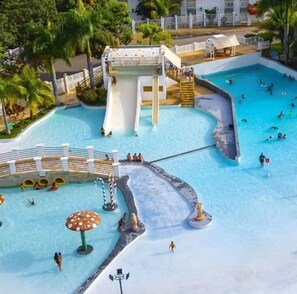 12 piscinas al aire libre, una piscina climatizada, sombrillas