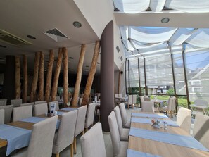 Dining - Cozy Studio in Aspen Golf, Ski and Spa Resort (Razlog)