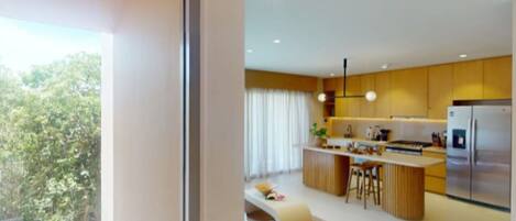 Kjøleskap, mikrobølgeovn, ovn og kokeplater