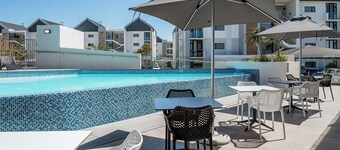 Charming 2-bedroom apartment with an ocean view in lovely Gqeberha Summerstrand