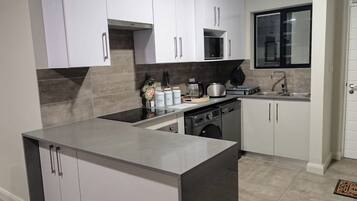 Geladeira, micro-ondas, fogão, cooktop