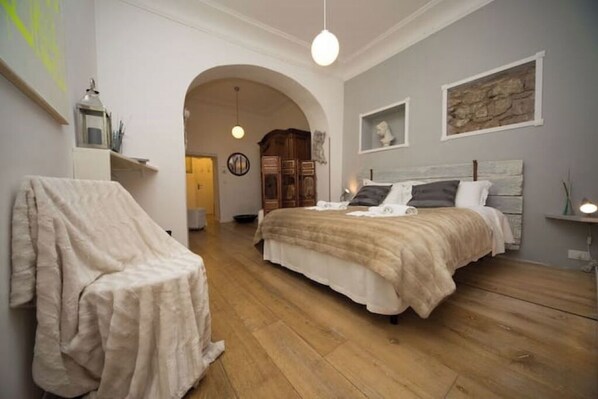 1 habitación, tabla de planchar con plancha, cuna de viaje y wifi