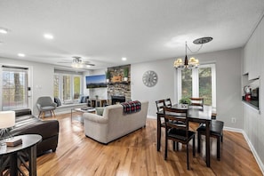 Una televisión, una chimenea, libros, una oficina