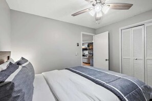 2 slaapkamers, een bureau, een strijkplank/strijkijzer, reisbedje