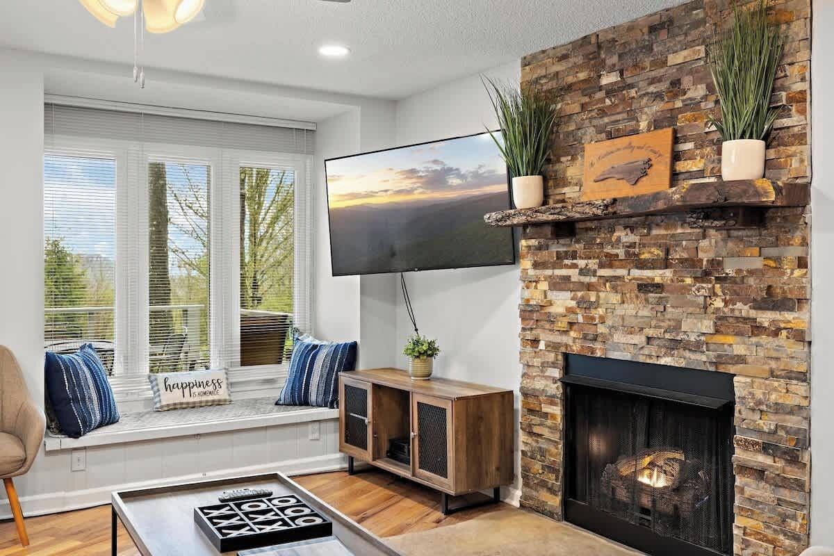 Televisión, chimenea, libros y oficina 