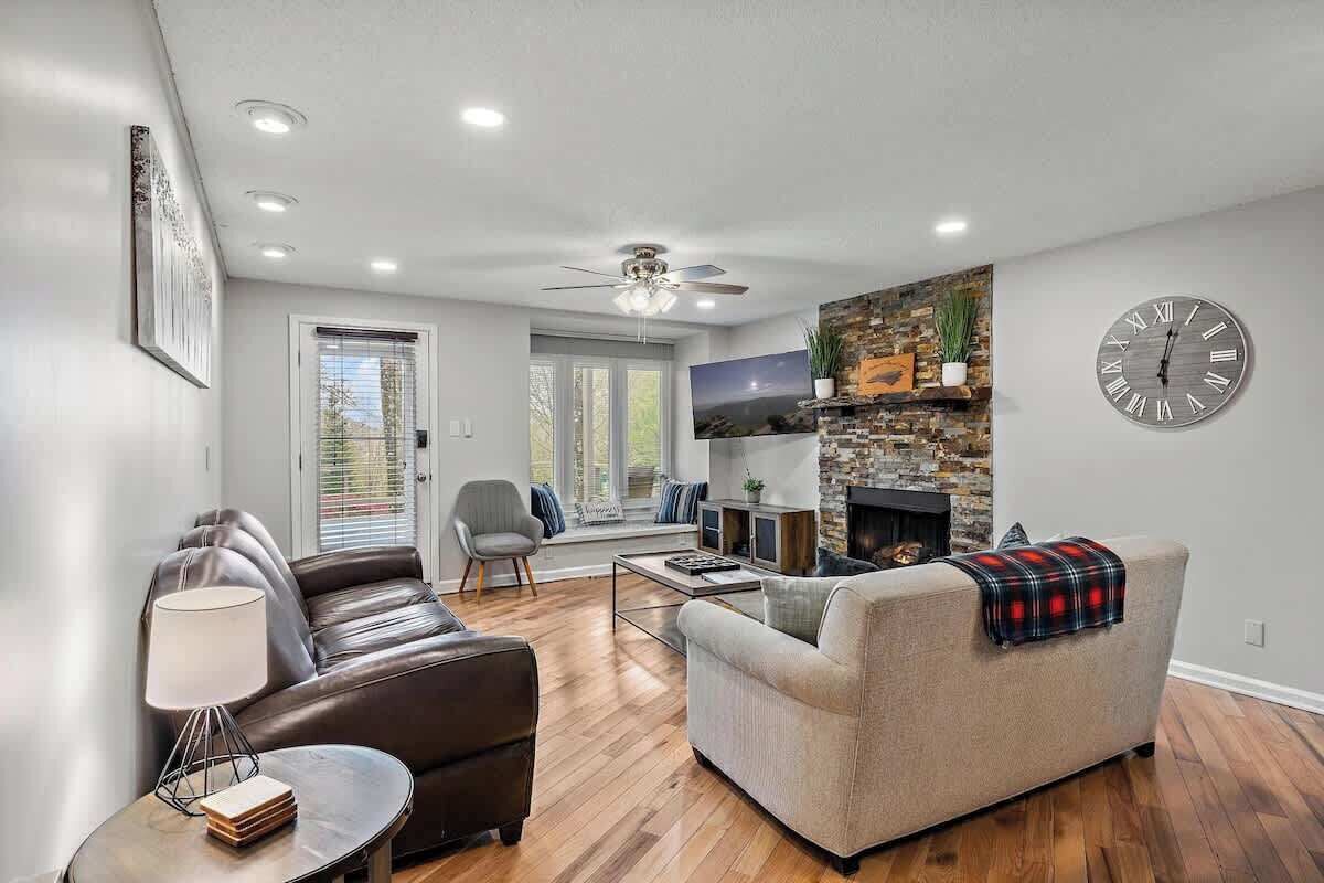 TV, lareira, livros, escritórios