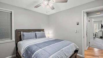 2 makuuhuonetta, työpöytä, silitysrauta/-lauta, vauvan matkasänky