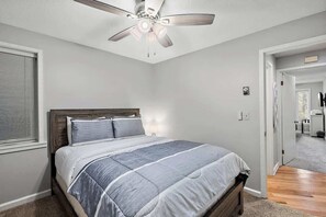 2 makuuhuonetta, työpöytä, silitysrauta/-lauta, vauvan matkasänky