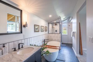 Shower, bidet, towels