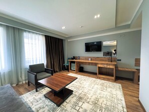 Caja de seguridad en la habitación y escritorio 