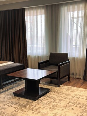 Caja de seguridad en la habitación y escritorio 