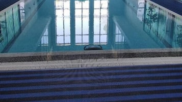 Piscina interna, piscina externa sazonal