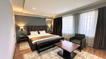 Doppia Deluxe, balcone, vista città | Una cassaforte in camera, una scrivania, postazione laptop