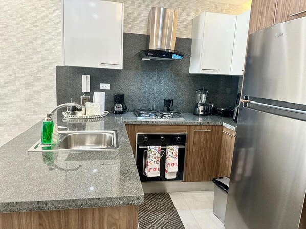 Geladeira, fogão, cooktop, cafeteira/chaleira