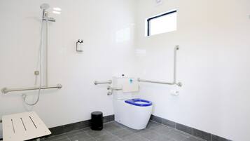 Suihku, ilmaiset hygieniatuotteet, hiustenkuivaaja, pyyhkeet