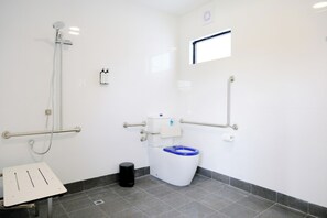 Ducha, artículos de tocador gratuitos, secador de pelo, toallas
