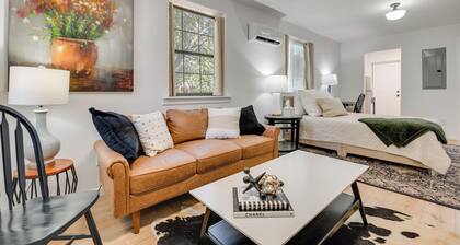 2 Mi to East Atlanta Village: Cozy Studio w/ Porch