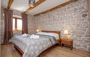 4 habitaciones, tabla de planchar con plancha, wifi y ropa de cama