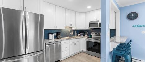 Een microgolfoven, een vaatwasser, een koffiezetapparaat/waterkoker