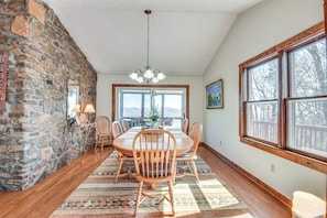 Interior - Mountain-view Home w/ Deck & Grill in Dahlonega (Dahlonega)