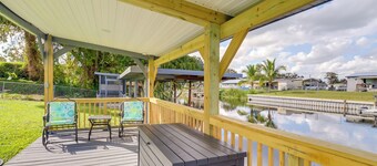 2 Mi to Lake Okeechobee: Waterfront Home w/ Deck!