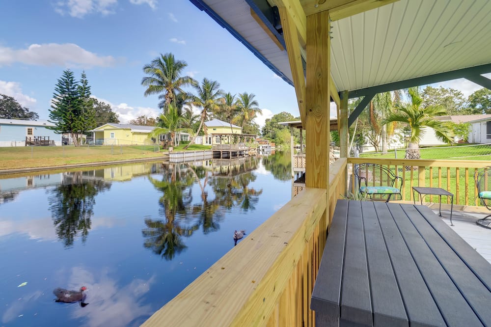 2 Mi to Lake Okeechobee: Waterfront Home w/ Deck! - Zana, FL