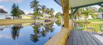 2 Mi to Lake Okeechobee: Waterfront Home w/ Deck!